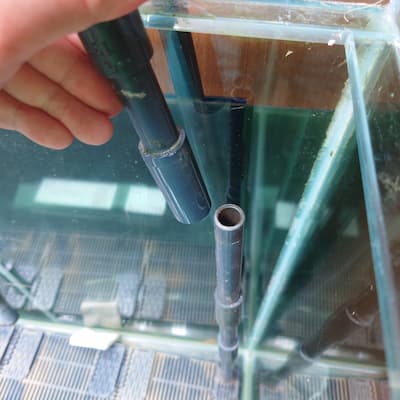 外部式フィルターの吸水パイプを底面式フィルターに接続する方法